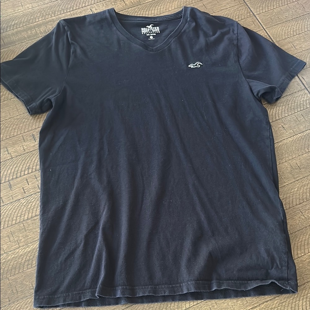 Hollister Men's V-neck Black T-Shirt - Medium